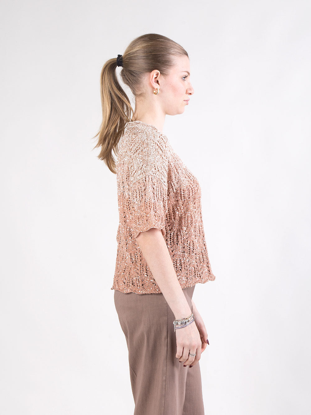 Maglia corta traforata con cristalli e lavorazione degradé