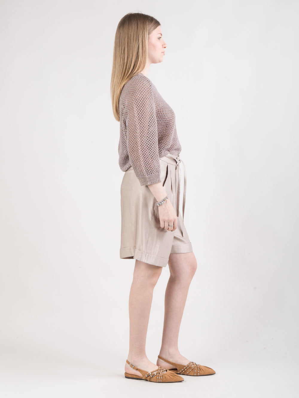 Shorts con risvolto e cinturino con applicazioni argento