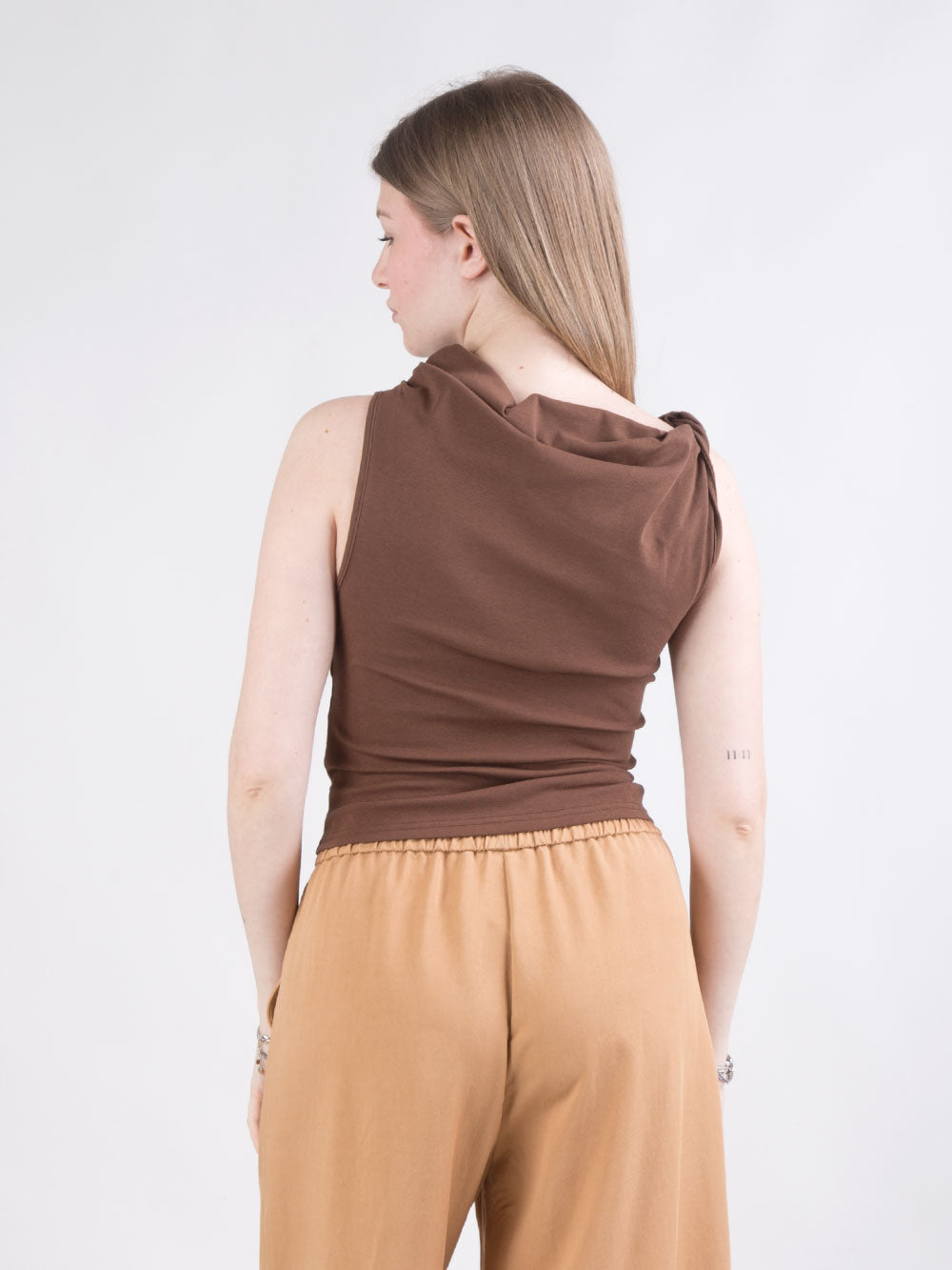 Top nero smanicato con nodo