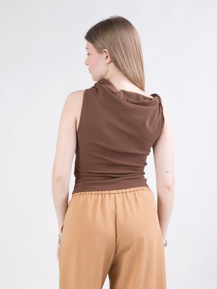 Top nero smanicato con nodo