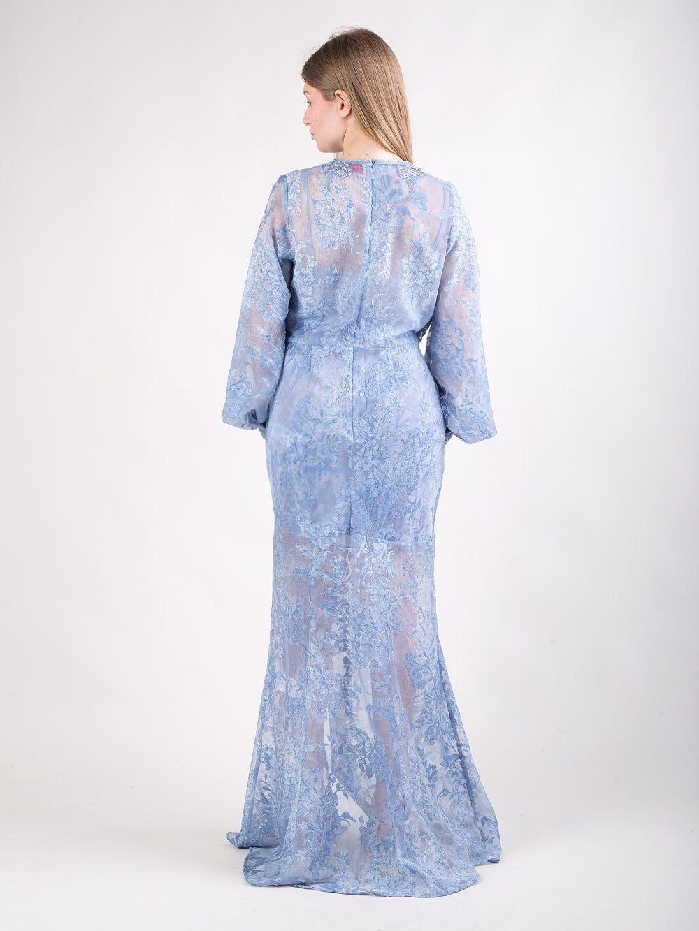 Abito in pizzo con scollatura profonda
