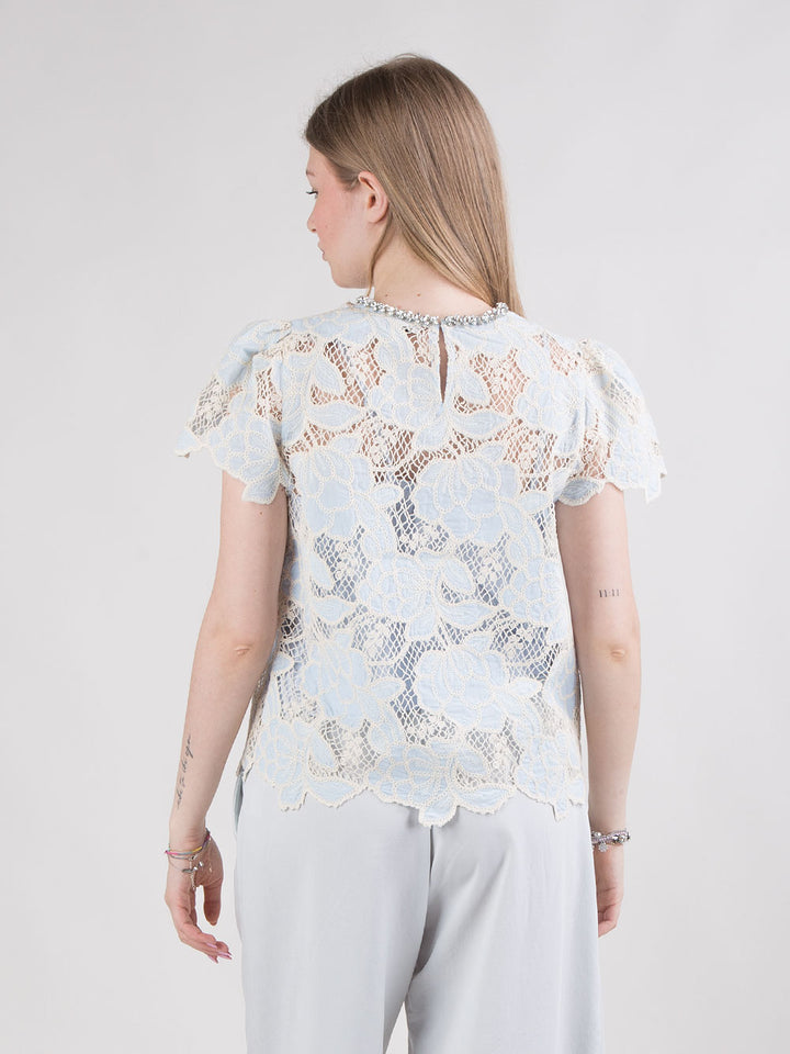 Blusa in pizzo con strass sul collo