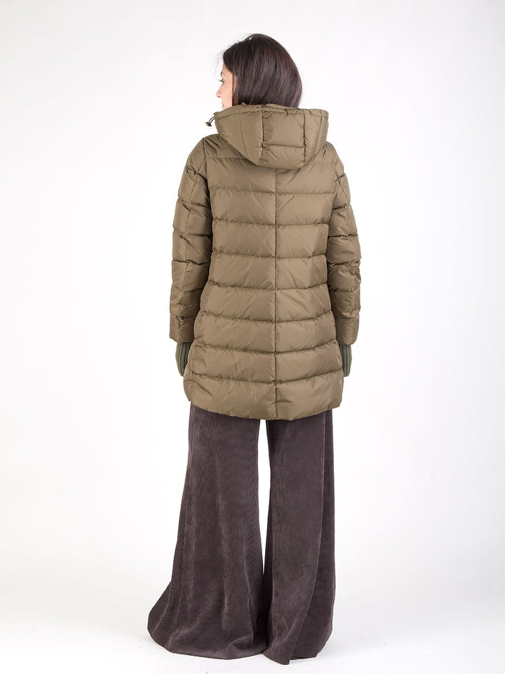 Piumino con manicotti