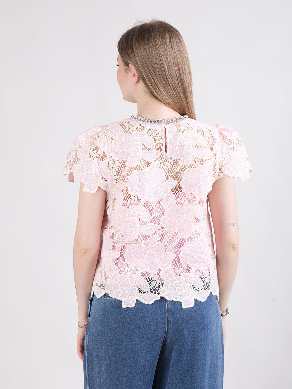 Blusa in pizzo con strass sul collo
