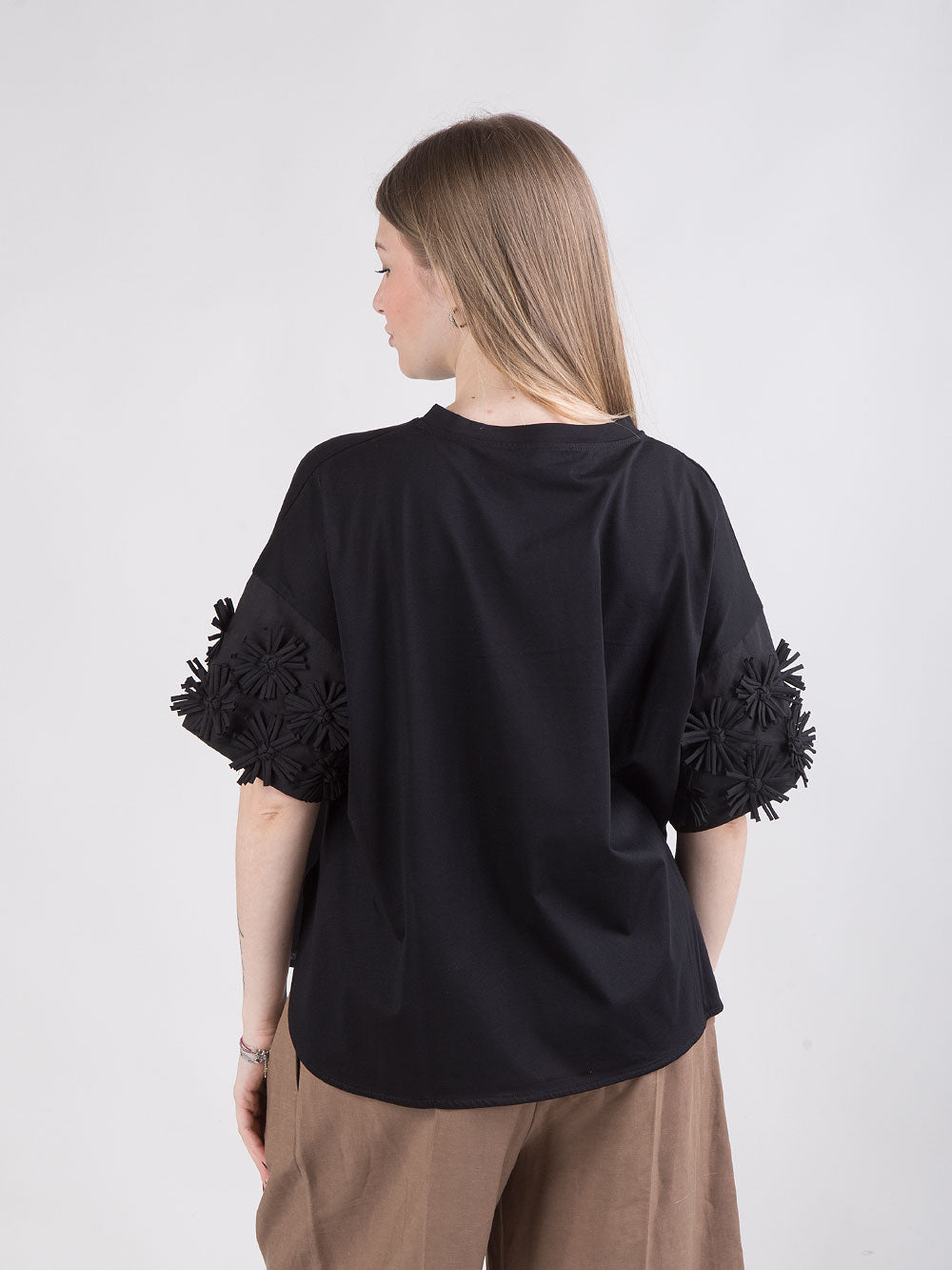 T-shirt over con dettaglio floreale