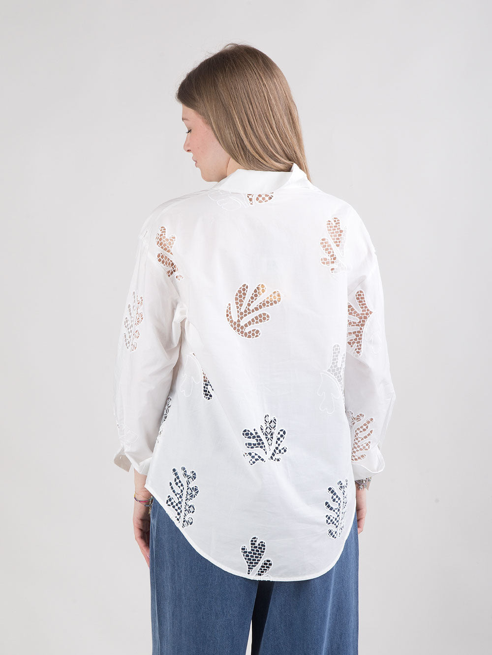 Camicia bianca over con inserti ricamati
