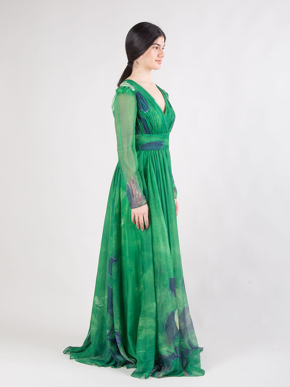 Abito lungo floreale con drappeggio e maniche in velo