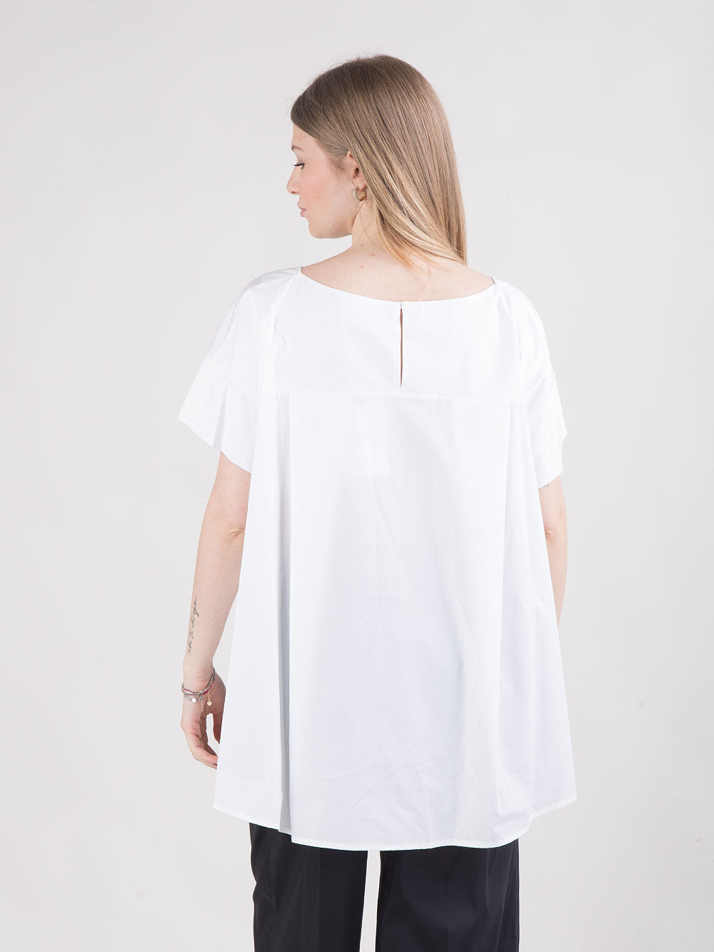 T-shirt con scollo a barca e dettaglio popeline