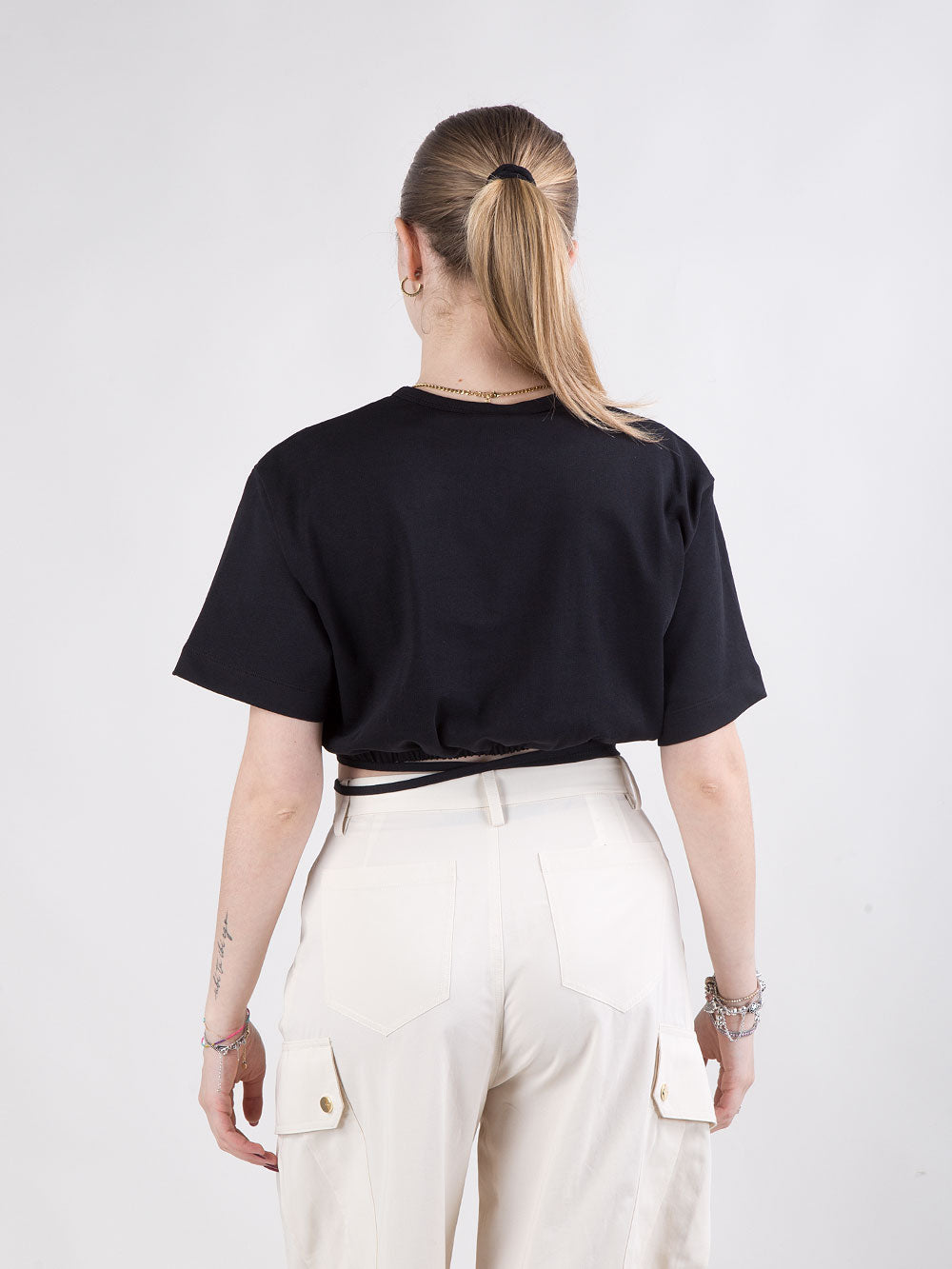 T-shirt cropped con laccio in vita