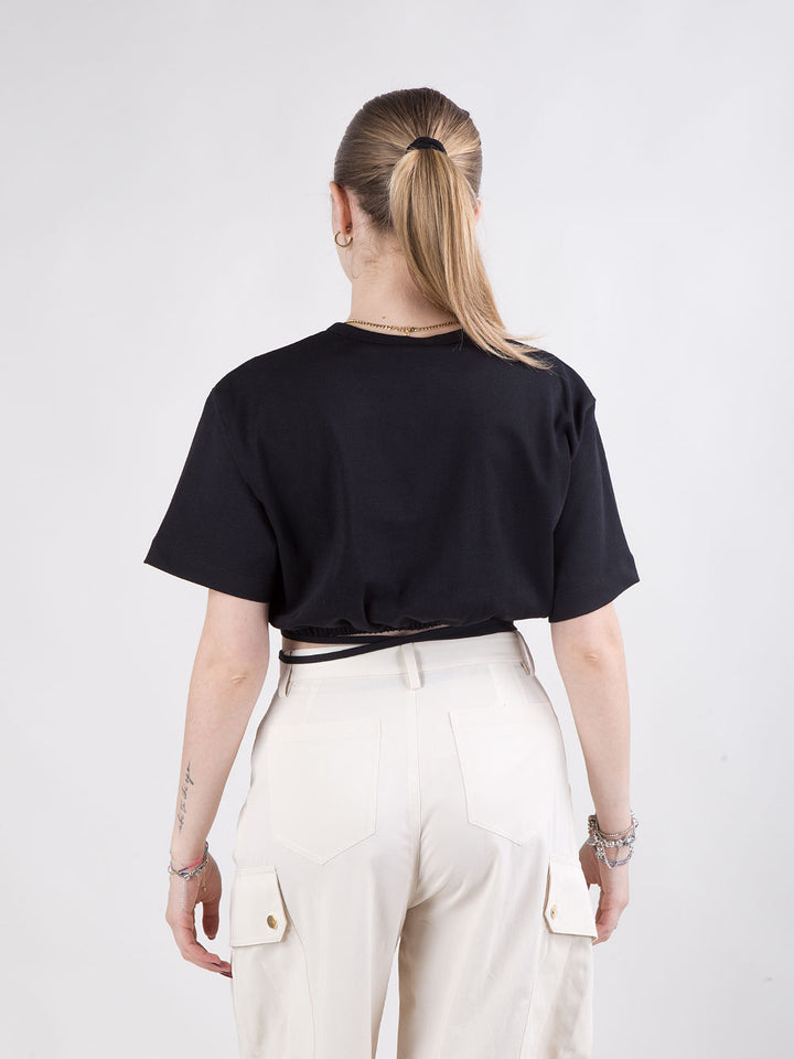 T-shirt cropped con laccio in vita