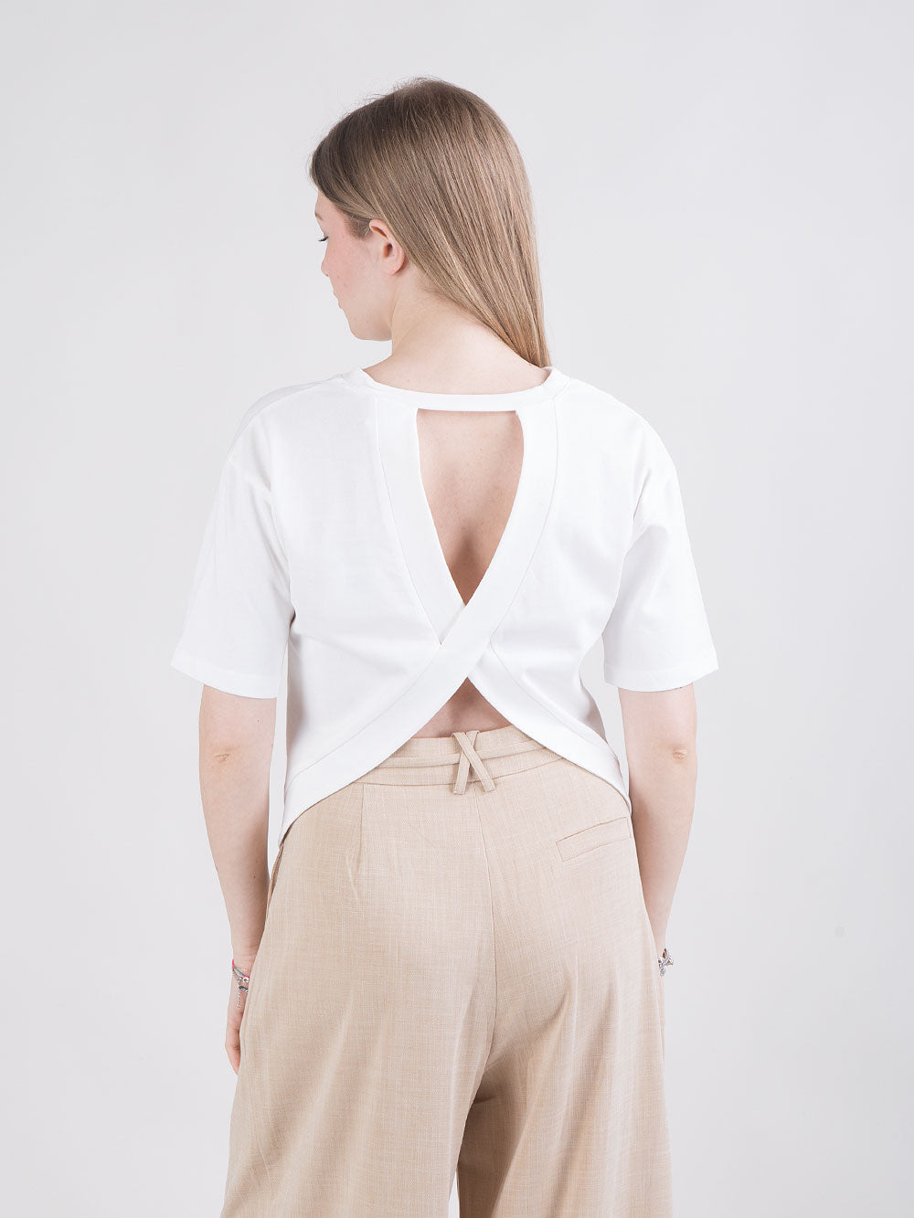 T-shirt con schiena scoperta
