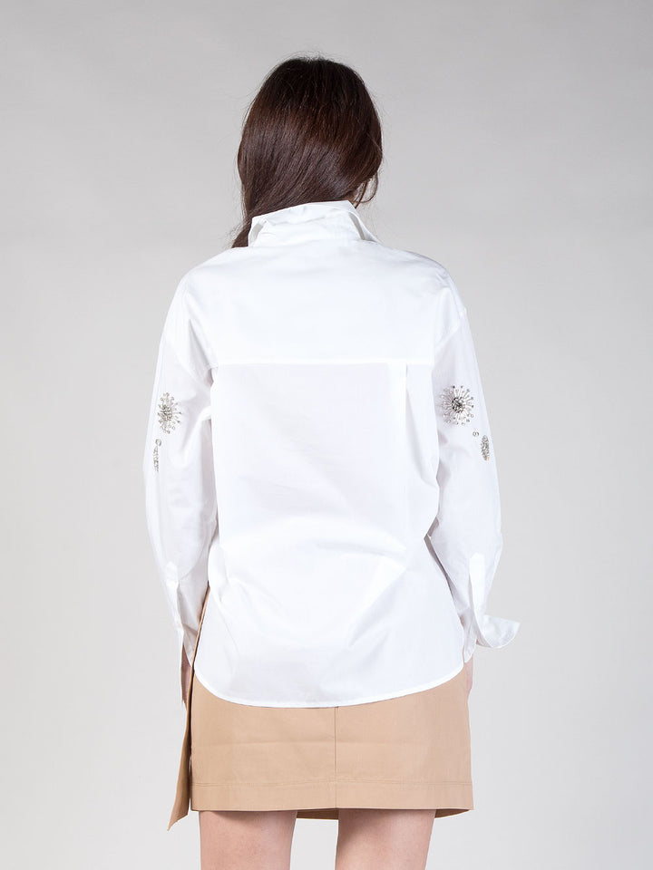 Camicia over bianca con ricami floreali