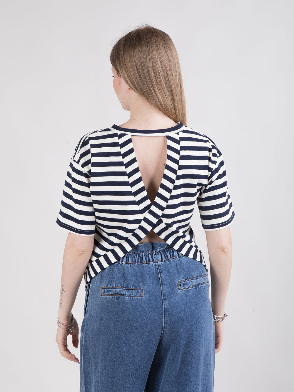 T-shirt a righe con schiena scoperta