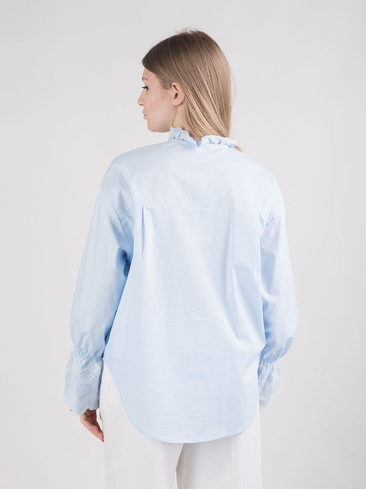 Camicia con bottoni gioiello e dettagli ricamati