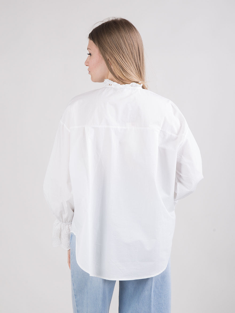 Camicia con bottoni gioiello e dettagli ricamati