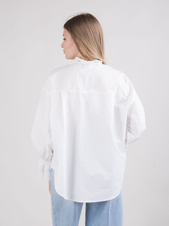 Camicia con bottoni gioiello e dettagli ricamati