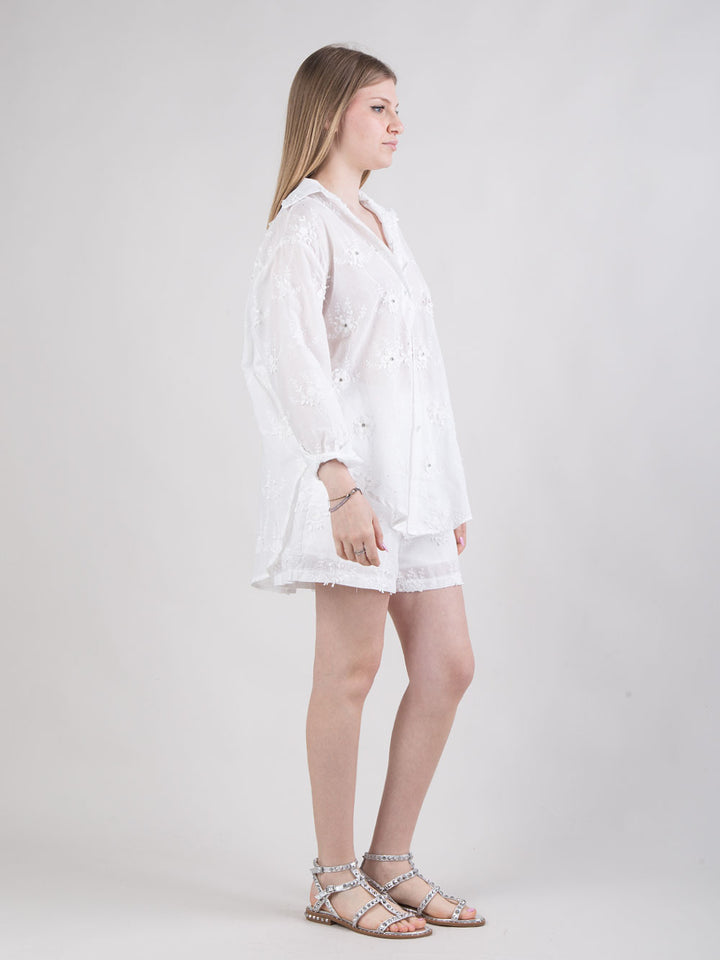Completo bianco con ricami floreali