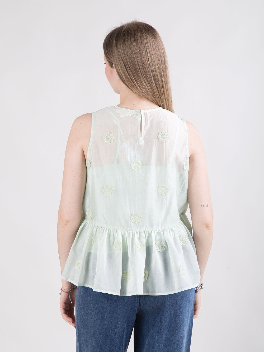 Blusa rosa con fiori a rilievo