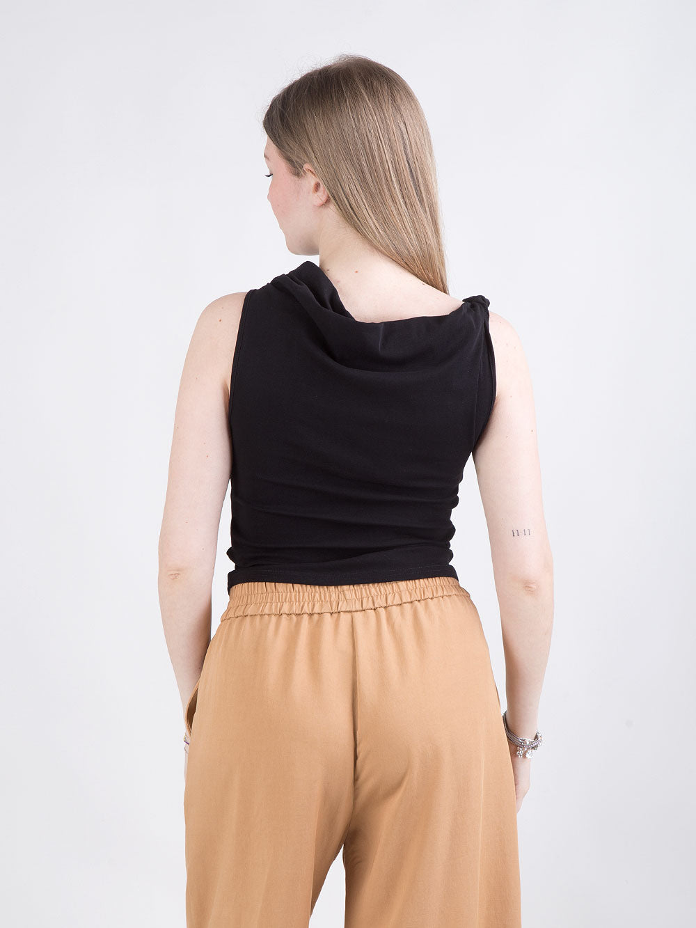 Top nero smanicato con nodo