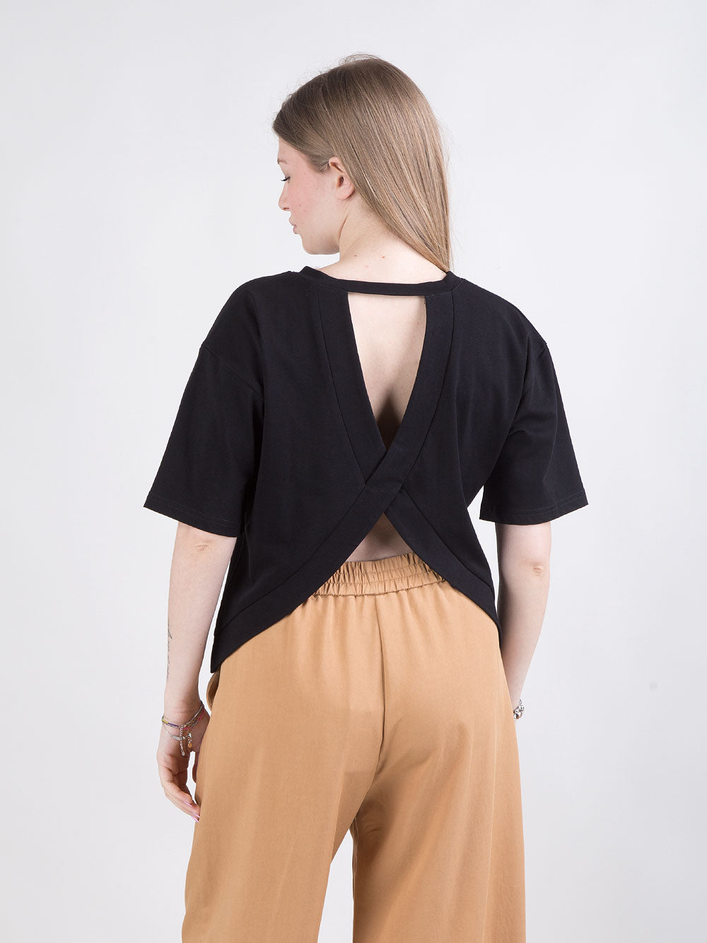 T-shirt con schiena scoperta