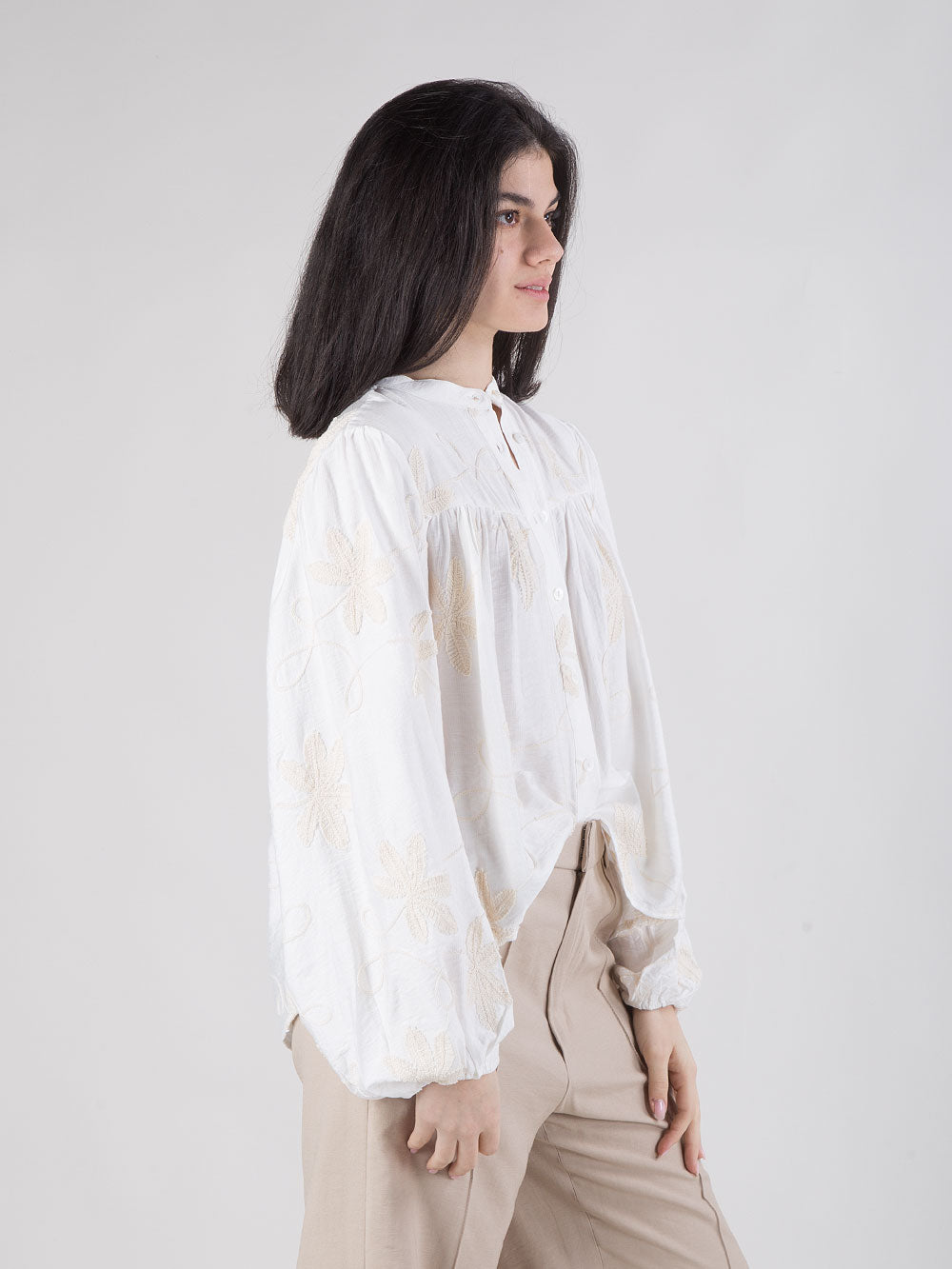 BLUSA CON RICAMO FLOREALE