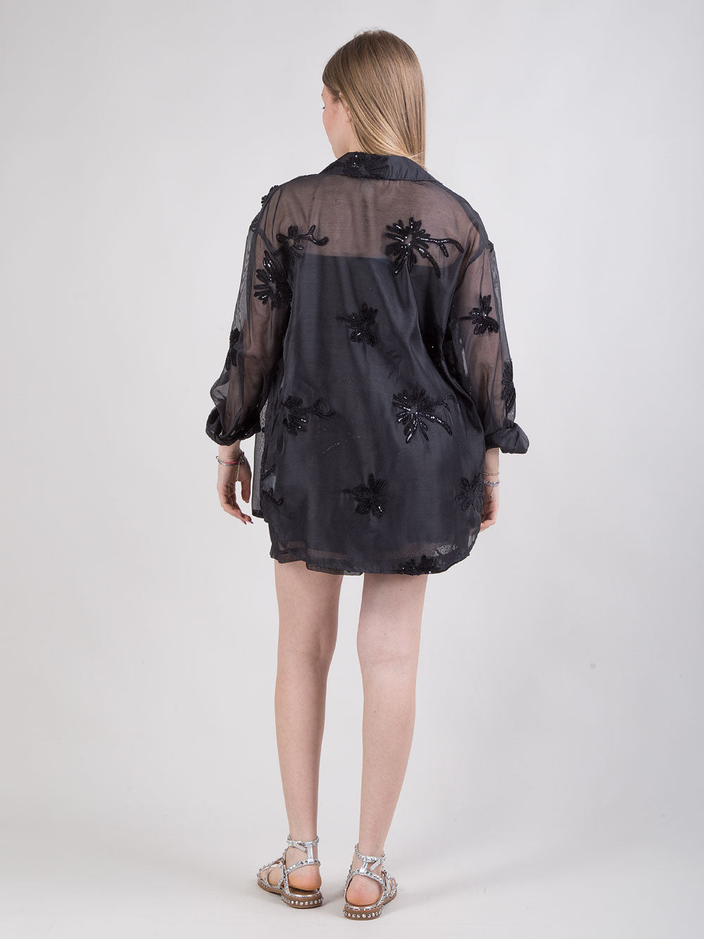 Completo nero con ricami floreali