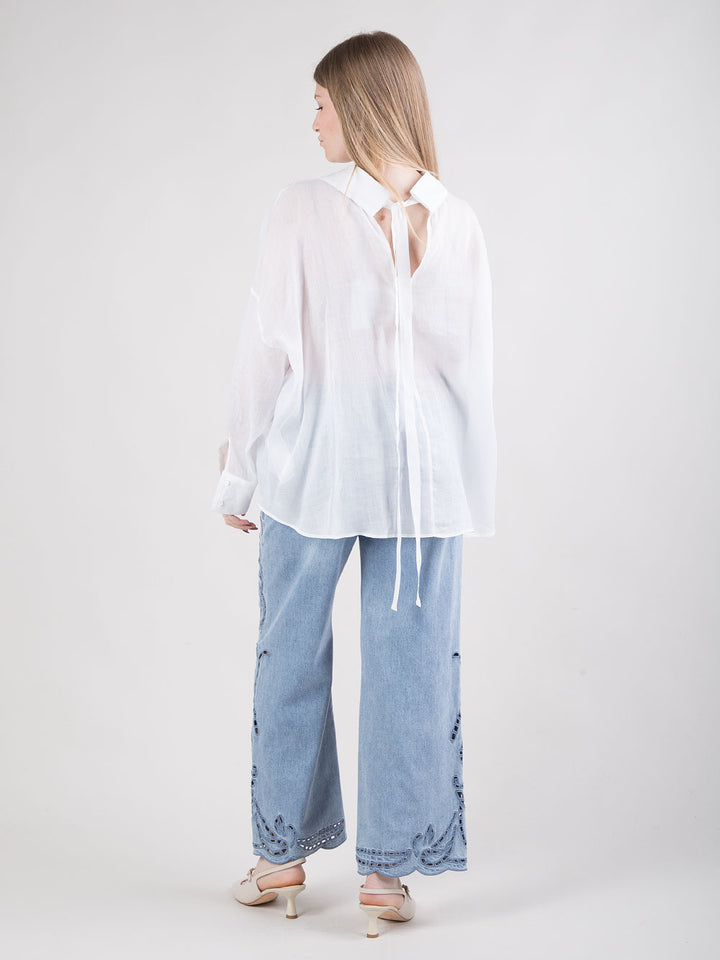 Jeans con ricamo traforato floreale