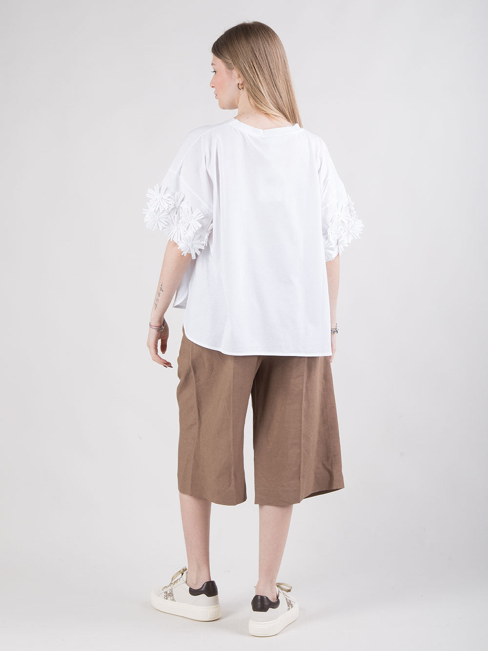 T-shirt over con dettaglio floreale