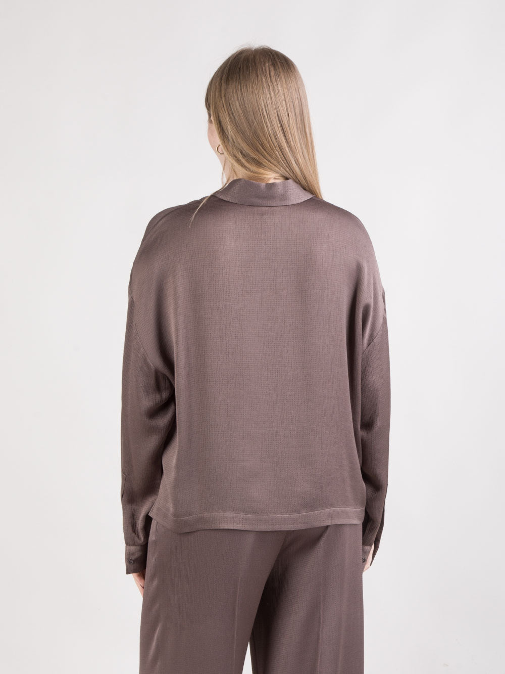 Camicia con collo a vela e abbottonatura nascosta
