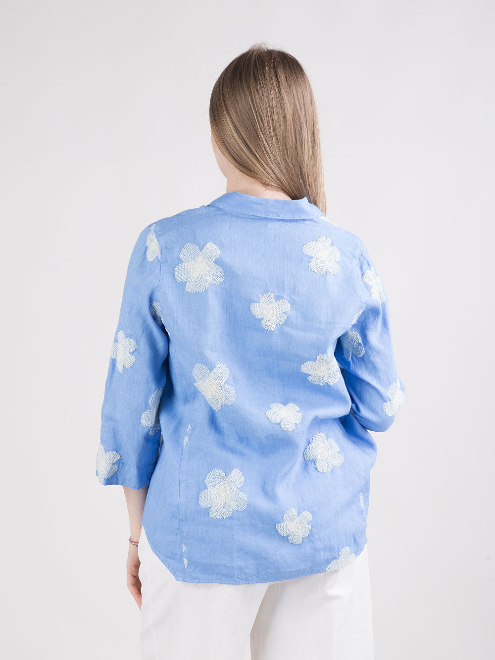 Camicia in lino con ricami floreali