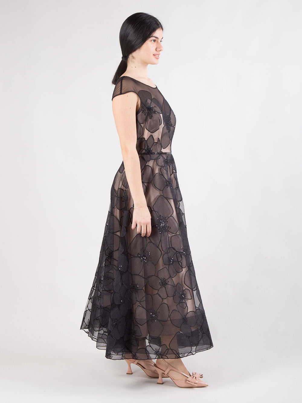 Abito midi in tulle ricamato con paillettes e sottoveste a contrasto
