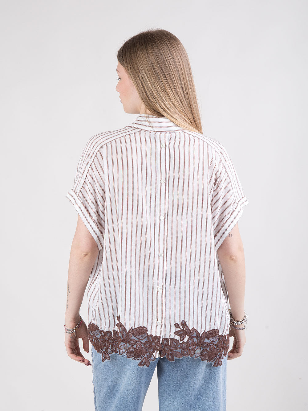 Camicia corta a righe con ricamo