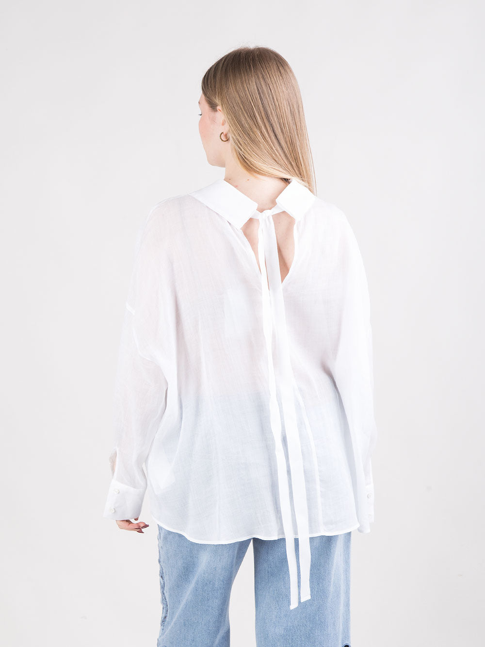 Camicia over ricamata con scollo a V