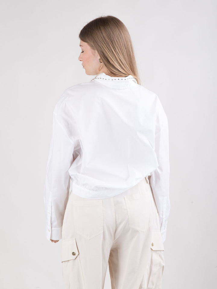 Camicia cropped con ricamo gioiello