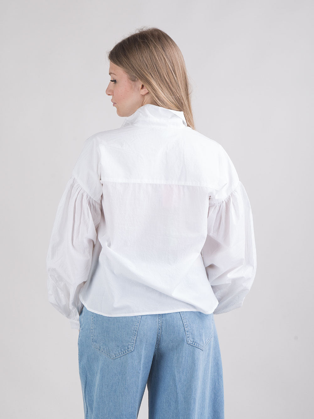 Camicia over con ricami floreali