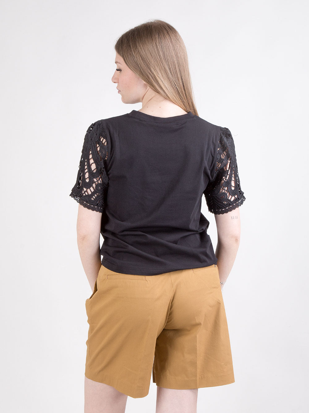 T-shirt in cotone con maniche in pizzo