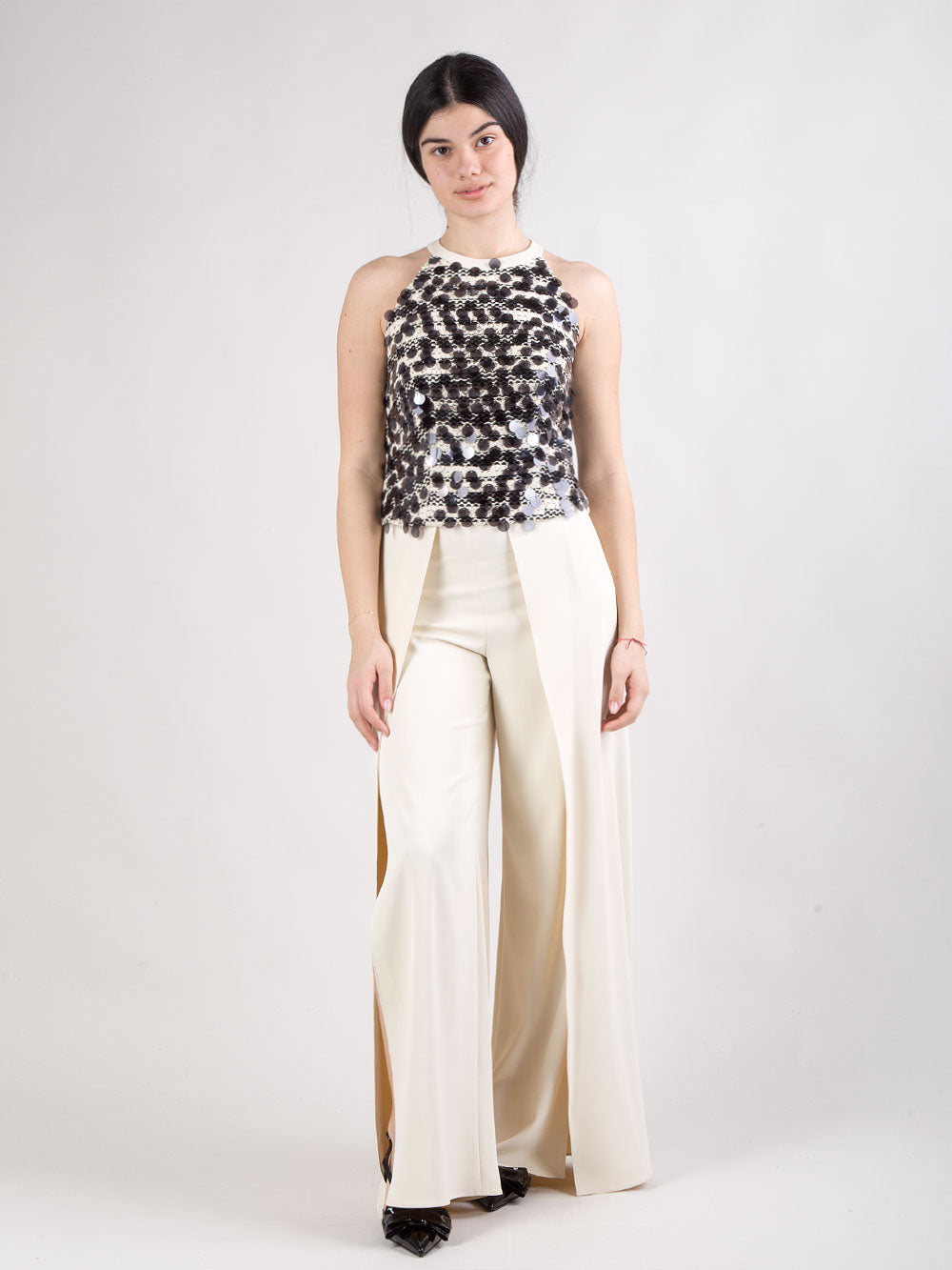 Completo pantalone con spacchi e top con maxi paillettes