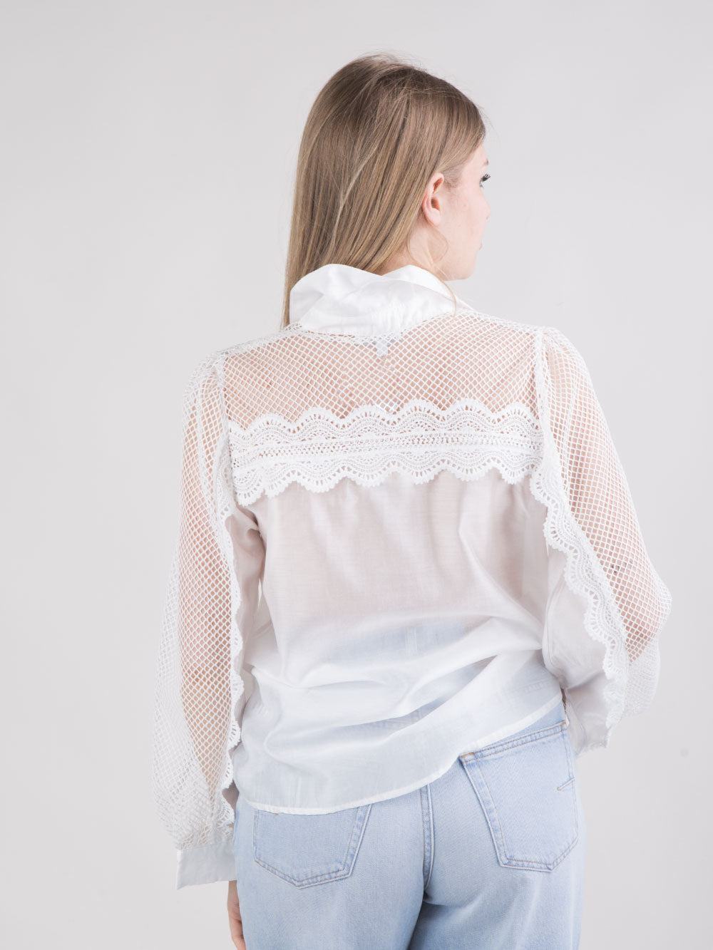 Camicia bianca ricamata con maniche in microrete