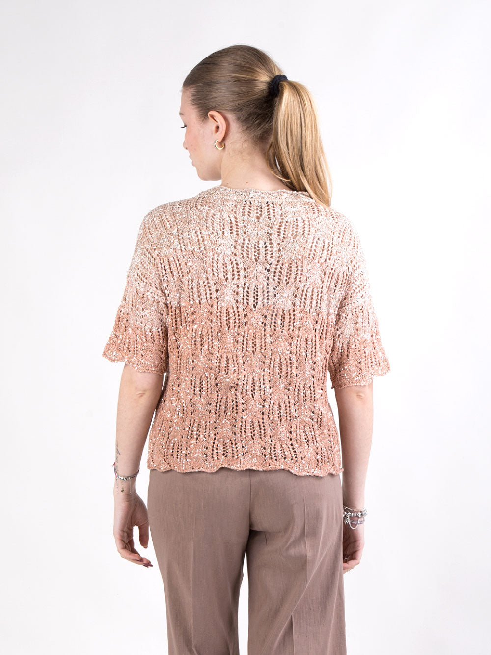 Maglia corta traforata con cristalli e lavorazione degradé