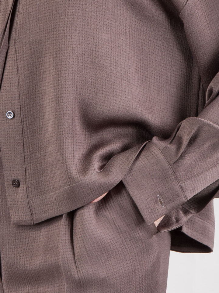 Camicia con collo a vela e abbottonatura nascosta