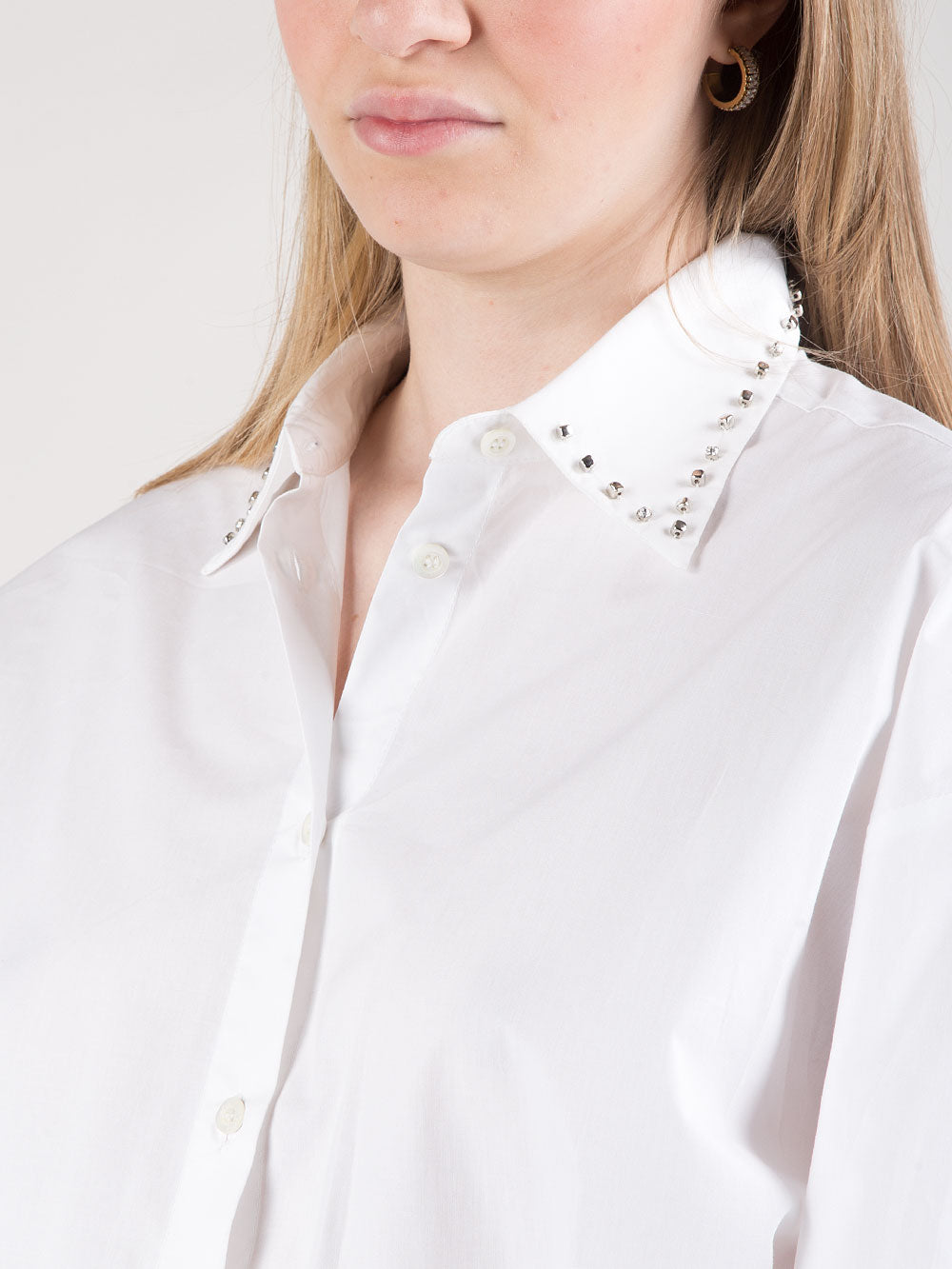 Camicia cropped con ricamo gioiello