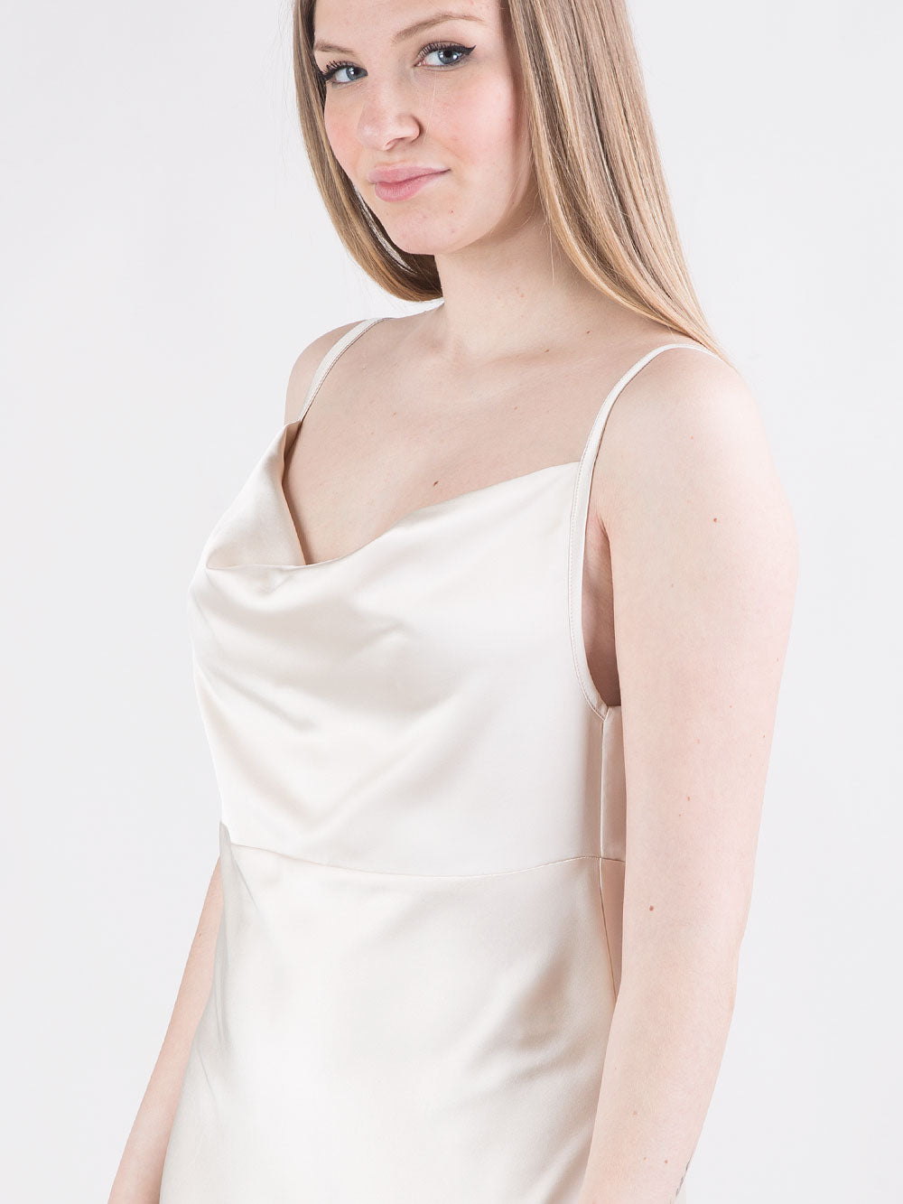 Abito lungo in satin con scollo a cappuccio