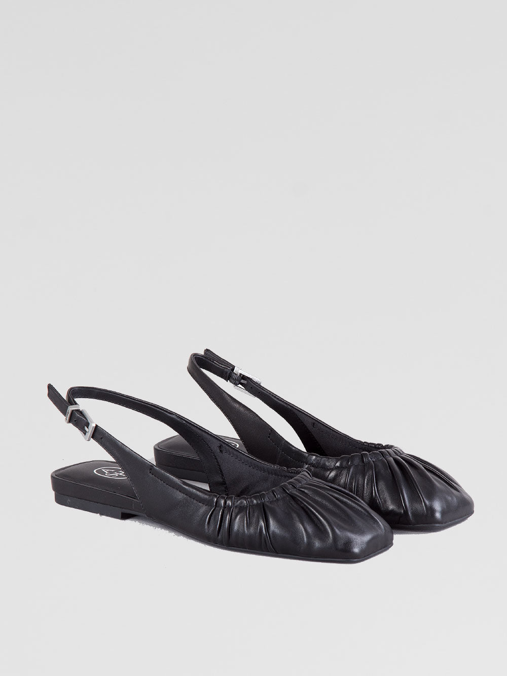 Ballerina in pelle nera a punta quadrata