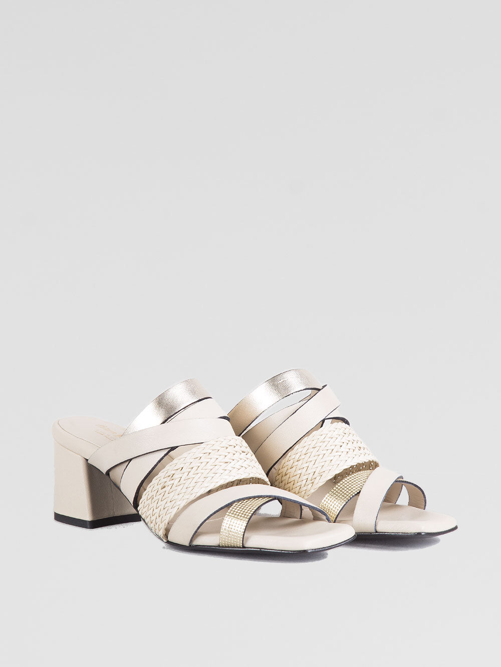 Sandalo ciabatta in pelle intrecciata