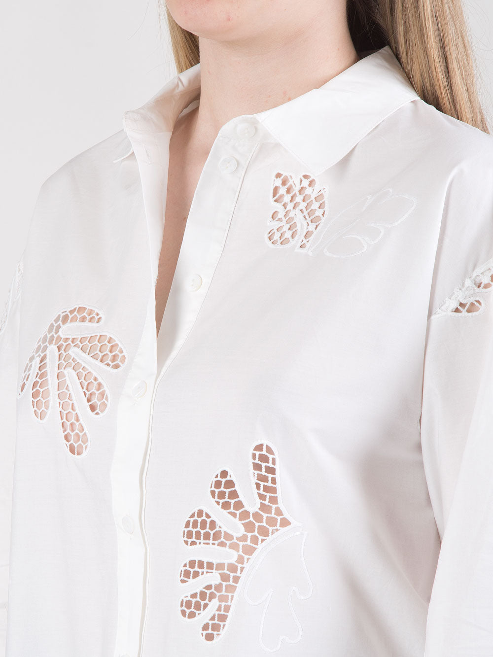 Camicia bianca over con inserti ricamati