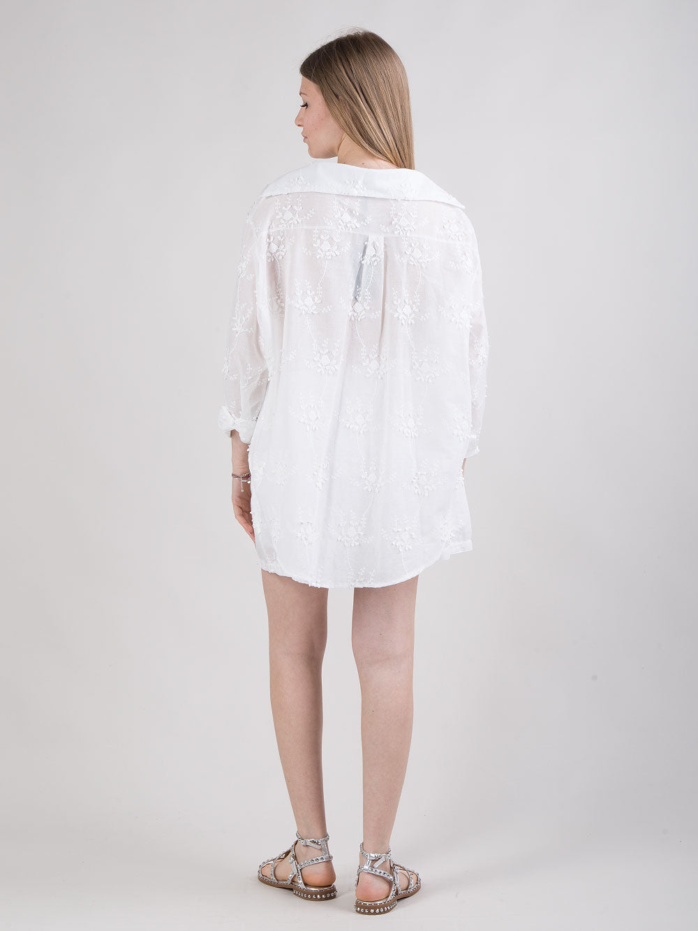Completo bianco con ricami floreali