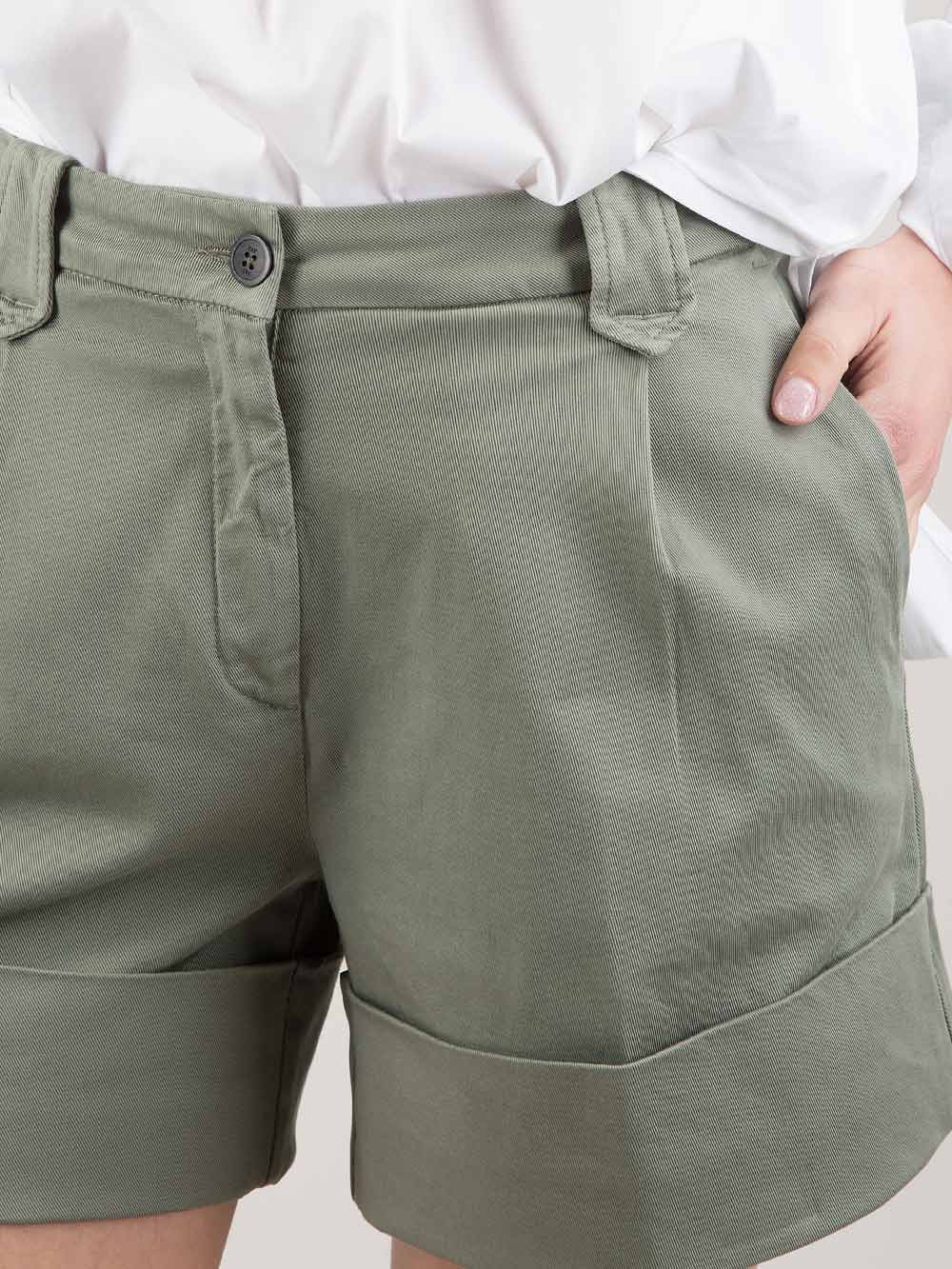 Shorts con risvolti