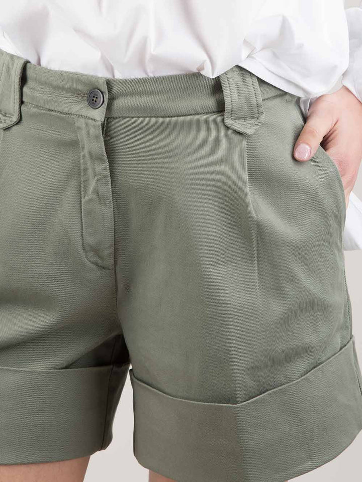 Shorts con risvolti