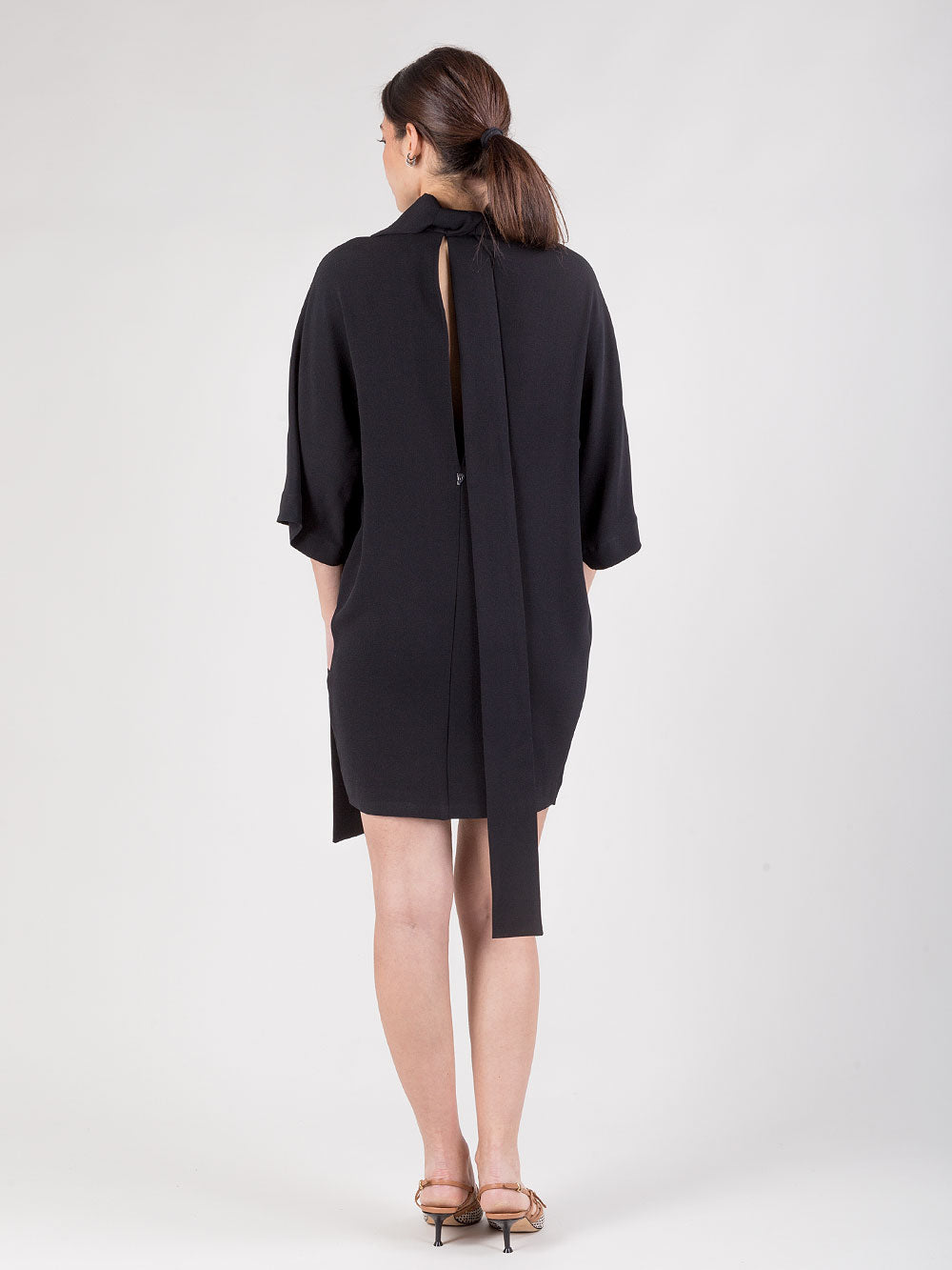 Abito corto con fusciacca