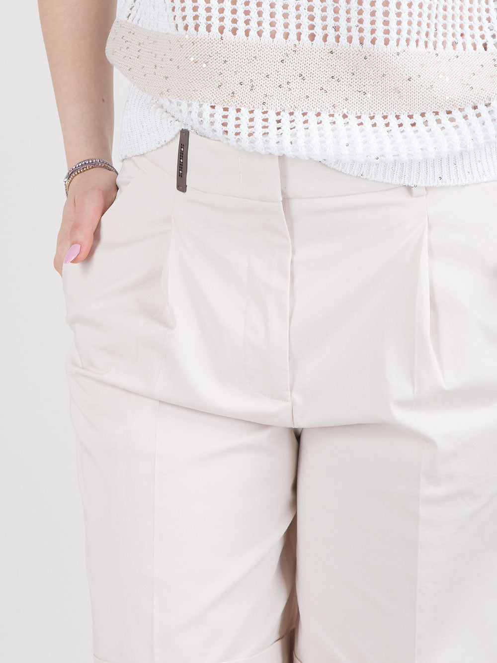 shorts con pinces e dettagli regolabili
